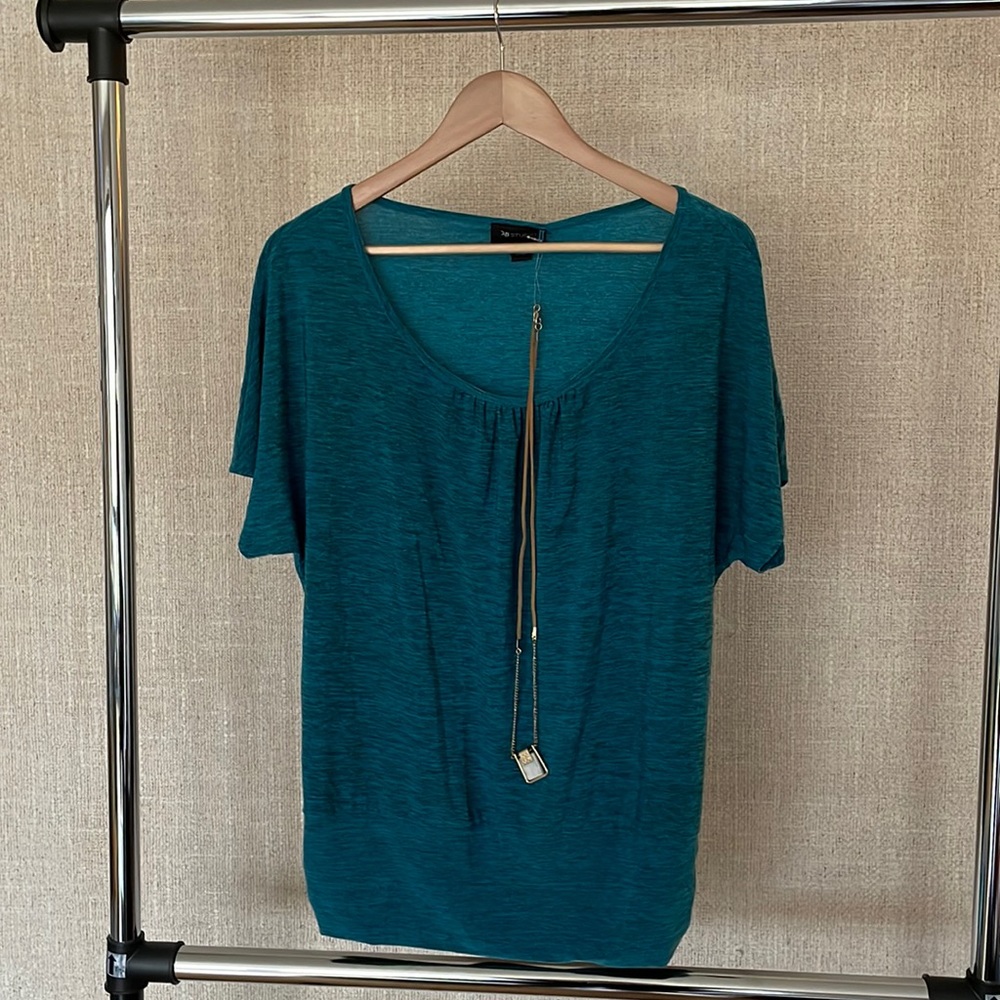 Short sleeve blouse size L with necklace